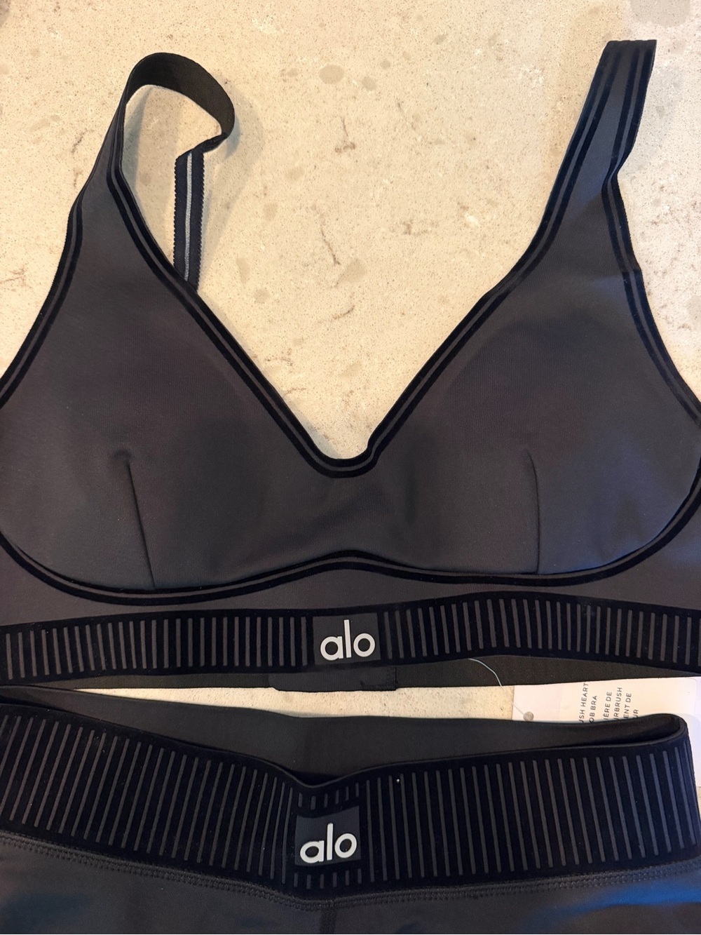 Alo Heartthrob airbrush  Sports Bra w matching leggings - Picture 4 of 4